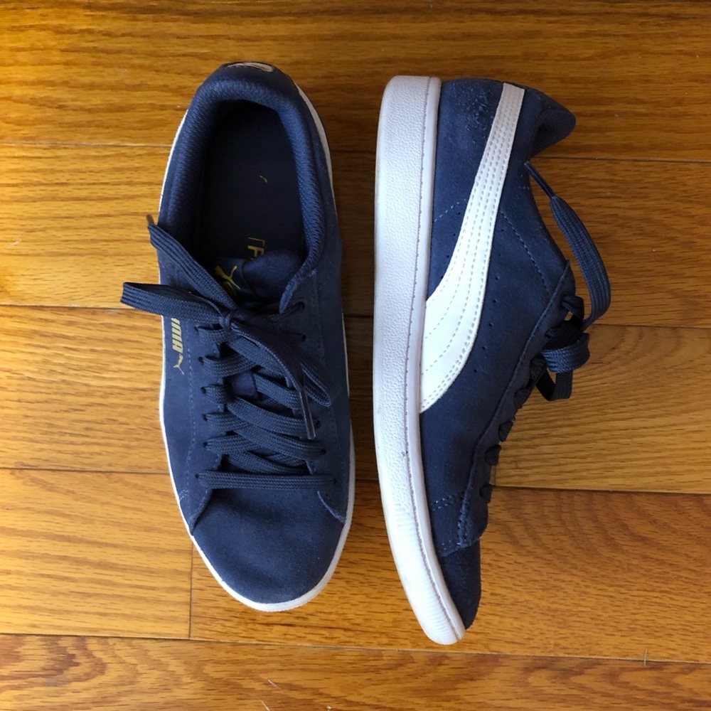 Women’s 6 suede puma sneakers